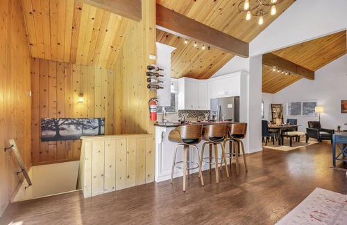 Twin Peaks Casa | Pine View - Spacious 3000 SQFT Home with Game Room, Bar and 3 Decks!