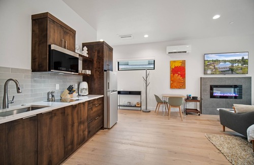 Sunriver Cabina | Pine View Studio with Fireplace & Terrace Retreat