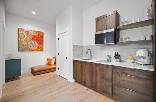 Sunriver Cabina | Pine View Studio with Fireplace & Terrace Retreat