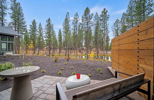 Sunriver Cabina | Pine View Studio with Fireplace & Terrace Retreat
