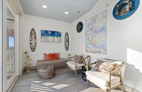 Lower Grand Lagoon Casa | Pineapple Paradise! 6BR 7BA beachfront house! Private Pool! Grill! Sleeps 16!