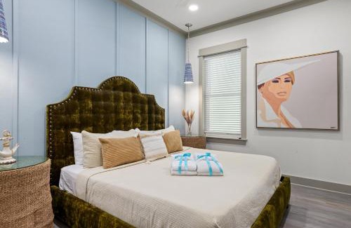 Lower Grand Lagoon Casa | Pineapple Paradise! 6BR 7BA beachfront house! Private Pool! Grill! Sleeps 16!