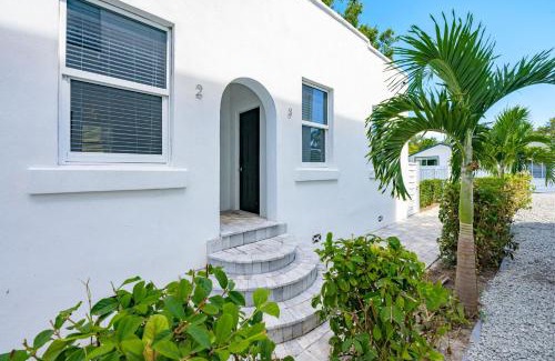 Gillespie Park Apartamento | Pineapple Paradise #3 13 min to Beach Fire Pit