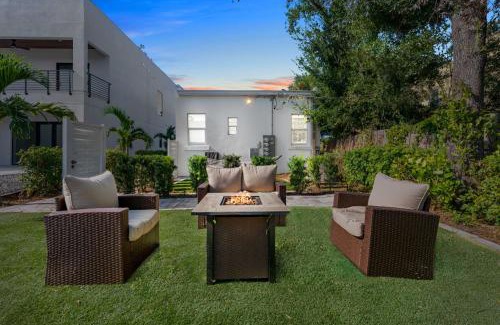 Gillespie Park Apartamento | Pineapple Paradise #3 13 min to Beach Fire Pit