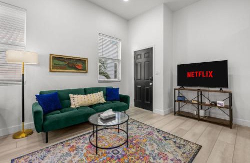 Gillespie Park Apartamento | Pineapple Paradise #3 13 min to Beach Fire Pit
