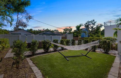 Gillespie Park Apartamento | Pineapple Paradise #3 13 min to Beach Fire Pit