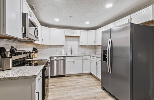 Arlington Casa | Pineapple Paradise~Pool+Hot Tub+Billiards+Grill!