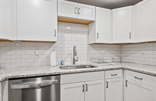 Arlington Casa | Pineapple Paradise~Pool+Hot Tub+Billiards+Grill!