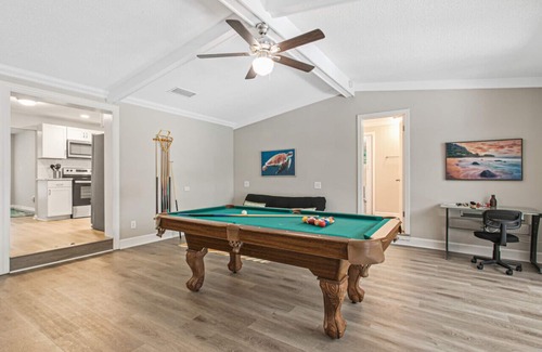 Arlington Casa | Pineapple Paradise~Pool+Hot Tub+Billiards+Grill!