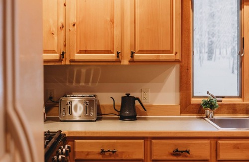 Michaywe Casa | PineHaus - 3 Bedroom Cabin w/ Game Room, Fireplace, Private Sauna