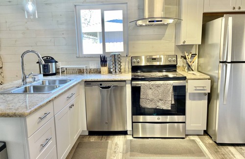 Redding Casa | Pineland Getaway, 4 Queen + 2 Twin ~ Central location