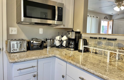 Redding Casa | Pineland Getaway, 4 Queen + 2 Twin ~ Central location