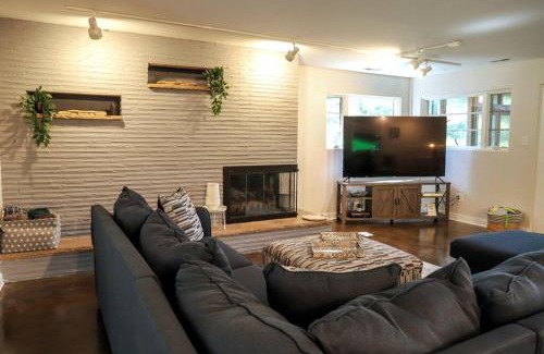 Town of Pines Casa | Pines Ranch, 1 Mile to the Beach w/Golden Tee Arcade