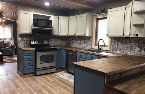 Custer Cabina | Pinetree Cabin - 4 king beds, stunning views