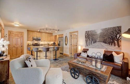 Park City Apartamento | Pinetree Retreat - Hot Tub, Heated Pool & Sauna - 6 Min Walk to Dining & Lift