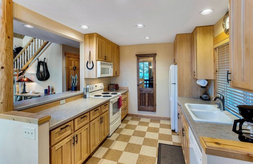 Redmond Chalet De Esquí | Pinewood Chalet in Eagle Crest on Golf Course - Hot Tub
