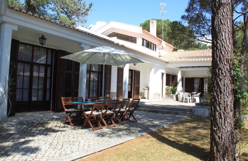 Colares Casa | MADERA DE PINO EN UNA CERCA DEL MAR