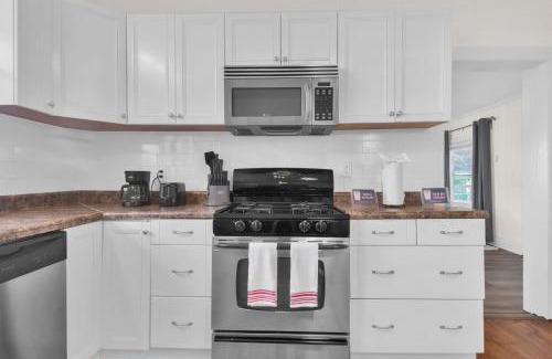 Terry Sanford Casa | Ping-Pong & Huge Yard Central- Fayetteville Pearl