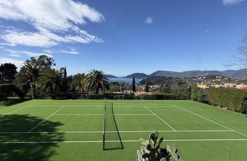 Pugliola Casa | "Pini House", inside a Private Park, shared Pool, Tennis, AC, Parking next home and Parking in Lerici!