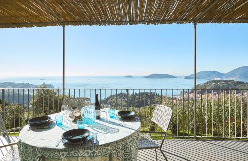 Pugliola Casa | "Pini House", inside a Private Park, shared Pool, Tennis, AC, Parking next home and Parking in Lerici!
