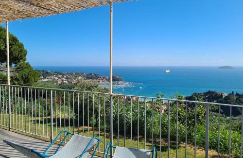 Pugliola Casa | "Pini House", inside a Private Park, shared Pool, Tennis, AC, Parking next home and Parking in Lerici!