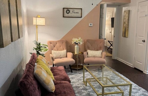 Greater Heights Apartamento | Pink 1BHK, 5 miles from Downtown + Free Parking