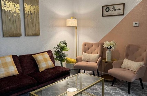 Greater Heights Apartamento | Pink 1BHK, 5 miles from Downtown + Free Parking