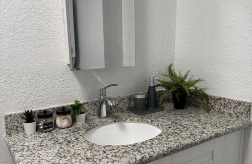Greater Heights Apartamento | Pink 1BHK, 5 miles from Downtown + Free Parking