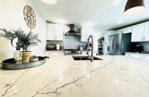Sandusky Casa | Pink Bungalow Downtown