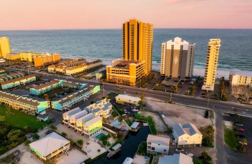 Gulf Shores Casa | Pink Bungalow w Private Beach! Girls Getaway!