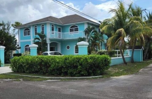 Coral Harbour Apartamento | Pink Coral Getaway 2Br King Bed