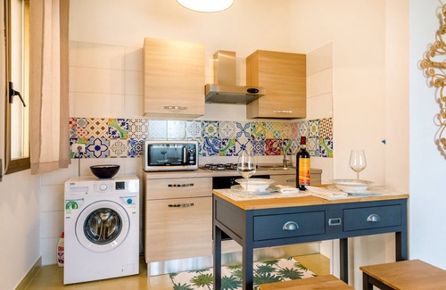 Torre Lapillo Villa | Villino Rose: apartamento estudio finamente amueblado con gran jardín.