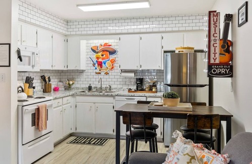 Music Row Condominio | Pink Dreams - Walk to Live Music, Bars, Restaurants - Free Parking