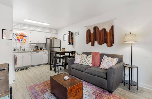 Music Row Condominio | Pink Dreams - Walk to Live Music, Bars, Restaurants - Free Parking