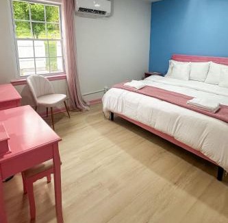 Dickerson Road Casa | Pink Nashville Cottage - Girls' Trip, 12 Min to Broadway