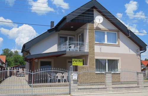 Balatonlelle Apartamento | Pink Panther Ap.2 - Cuatro Habitaciones Piso, Capacidad 11