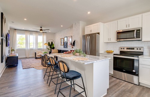 Whitebridge Casa | Pink Pearl - 2 homes - 7 mins to Broadway