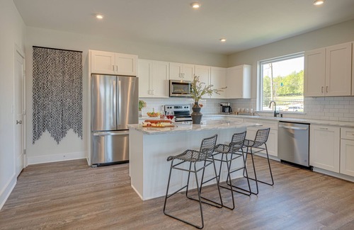 Whitebridge Casa | Pink Pearl - 2 homes - 7 mins to Broadway