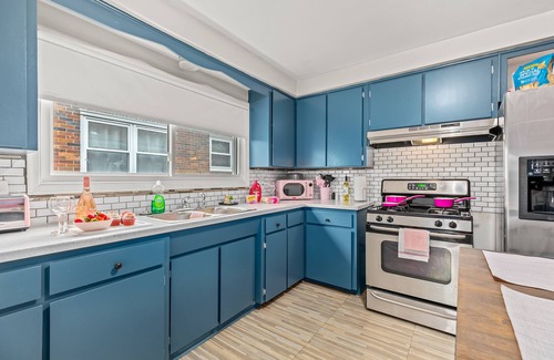 Detroit Casa | Pink Persuasion Situation: 3 bdrm Selfie House