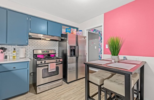 Detroit Casa | Pink Persuasion Situation: 3 bdrm Selfie House