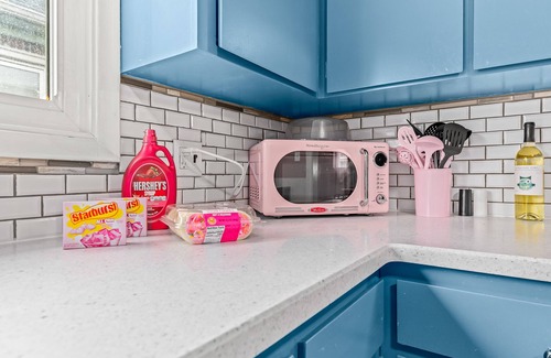 Detroit Casa | Pink Persuasion Situation: 3 bdrm Selfie House