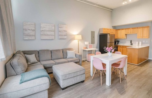 Downtown Cleveland Apartamento | Pink playhouse sq near Progressive field & CSU