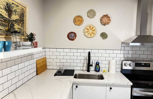 Downtown Apartamento | Pink Sunrise: Energetic Studio, Bold Decor