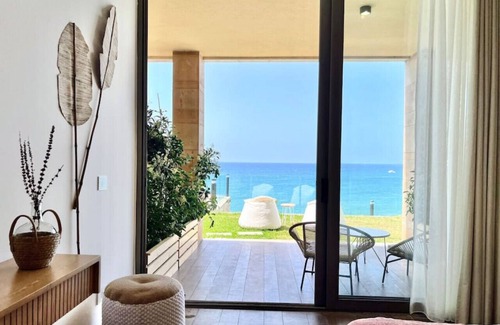 Kfardebian Casa | Pink Sunset: Beachfront Exotic Room in Batroun