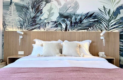 Kfardebian Casa | Pink Sunset: Beachfront Exotic Room in Batroun
