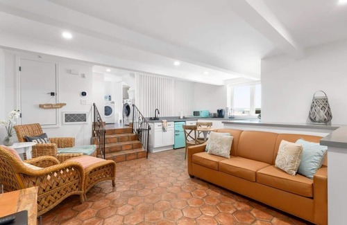 Capitola Apartamento | Pink Venetian (Lower Unit)