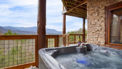 Pittman Center Casa | Pinnacle Chalet by AvantStay Luxury Cabin w Panoramic Views Fireplace Game Room