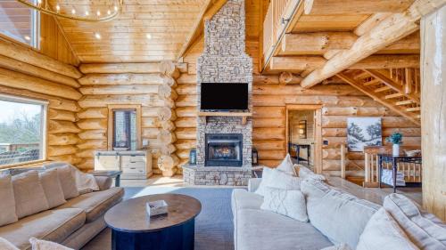 Pittman Center Casa | Pinnacle Chalet by AvantStay Luxury Cabin w Panoramic Views Fireplace Game Room