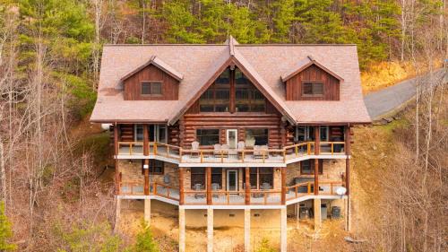 Pittman Center Casa | Pinnacle Chalet by AvantStay Luxury Cabin w Panoramic Views Fireplace Game Room