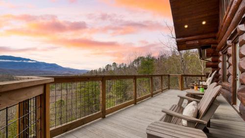 Pittman Center Casa | Pinnacle Chalet by AvantStay Luxury Cabin w Panoramic Views Fireplace Game Room